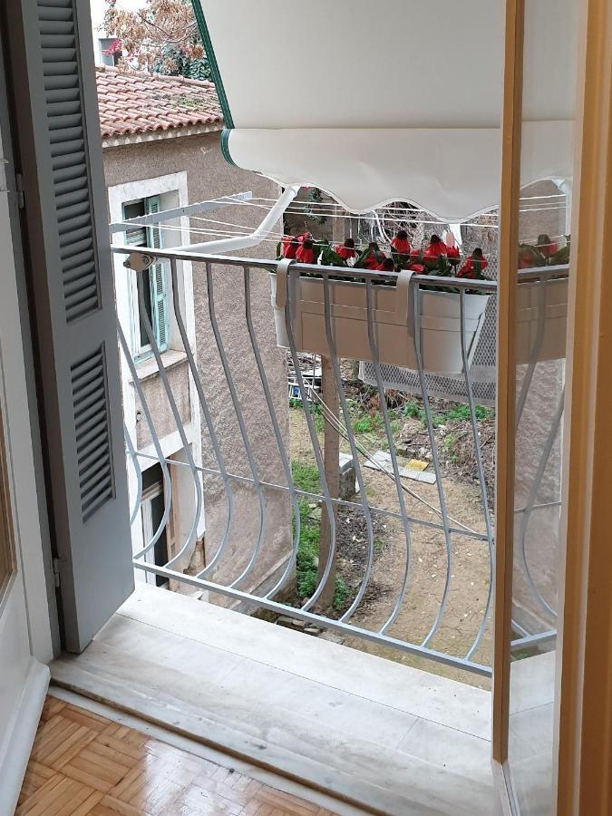 Livanos Charming Steps From Metro *